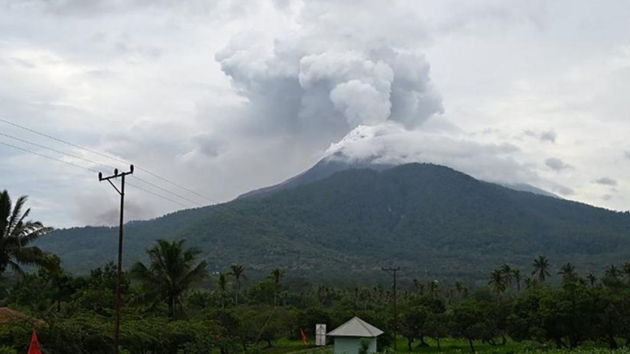 Erupción de volcán en Indonesia