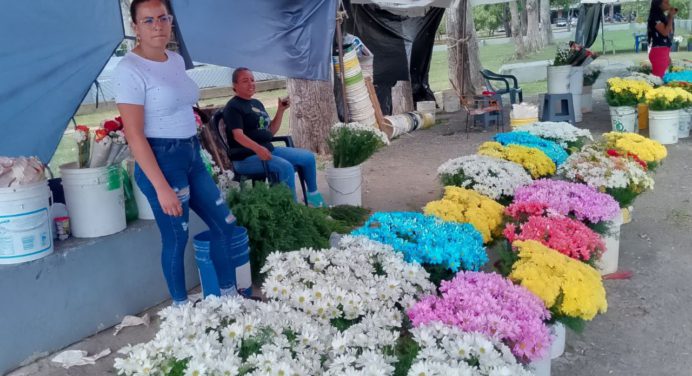 Floristas se preparan para la venta de ramos para el día de los difuntos