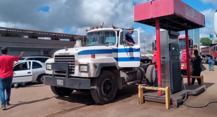 Gandoleros expresaron que el gasoil está escaso y sólo les surten 100 litros