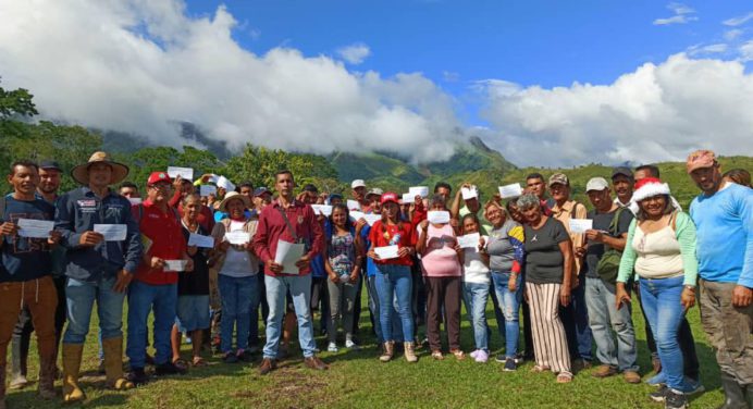 Gobierno entrega financiamientos a más de 200 caficultores de Cedeño