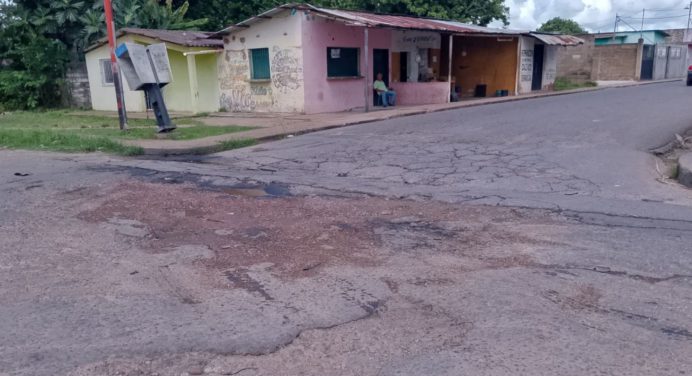 Habitantes de Brisas de Santa Elena claman por asfaltado de la vía