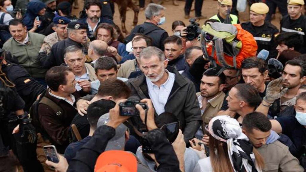 They insult and throw mud at the delegation of Pedro Sánchez and the kings of Spain in Paiporta