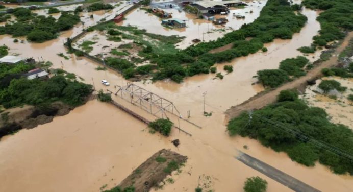 Intensas lluvias afectaron la vialidad en 2 municipios del estado Falcón