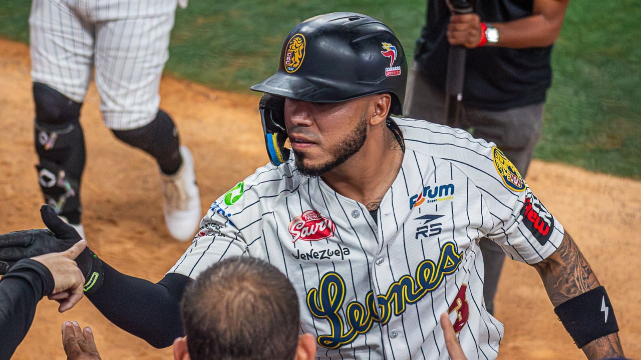 Leones del Caracas continúa recuperando terreno a costa de Caribes