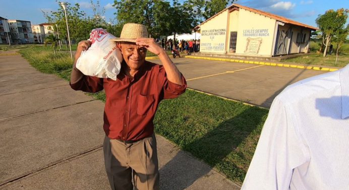 Más de 200 abuelos reciben bolsas de alimentos y proteínas en La Gran Victoria