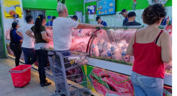 Maturineses adelantan la compra del pernil para la cena navideña