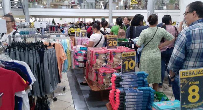 Maturineses aprovechan los descuentos del Black Friday