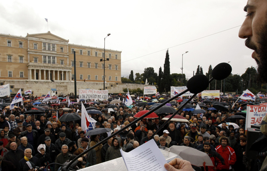 Miles de manifestantes en Grecia exigen aumentos salariales y reducción de precios 2 manifestantes en Grecia