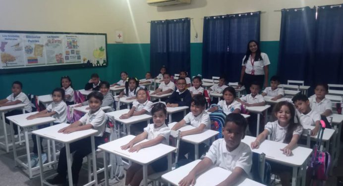 Ministerio de Educación dotó de mesas y sillas a la Escuela República del Uruguay