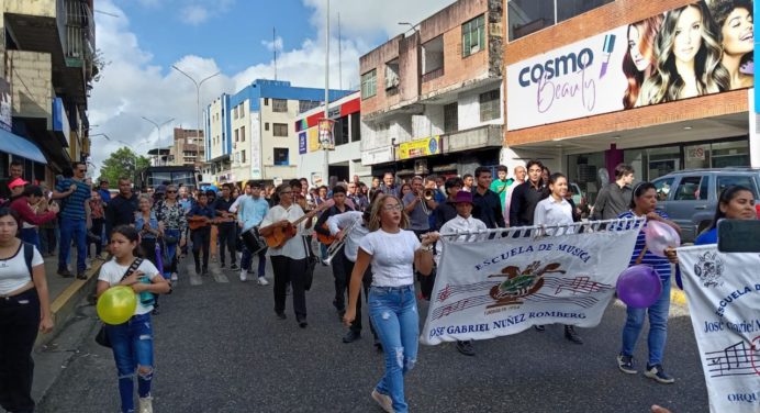Músicos monaguenses celebraron su día con una caminata