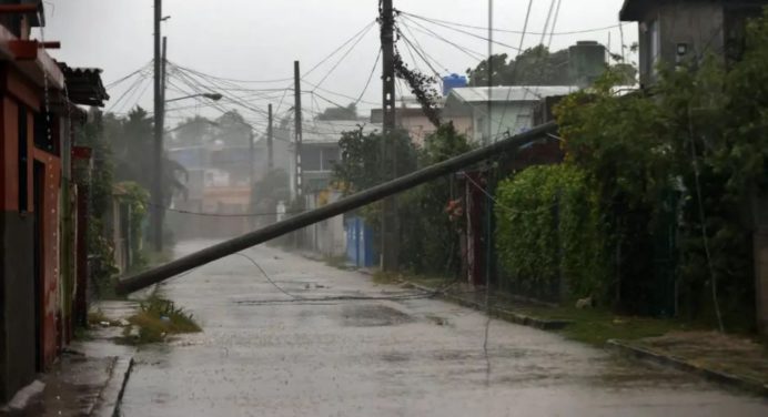 Paso del huracán Rafael causa estragos y deja a Cuba a oscuras nuevamente