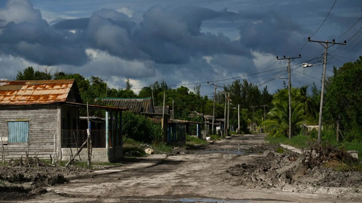 Passage of Hurricane Rafael causes havoc and leaves Cuba in darkness again