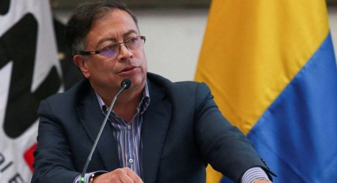 Petro critica el mal uso de la riqueza petrolera en Colombia y Venezuela