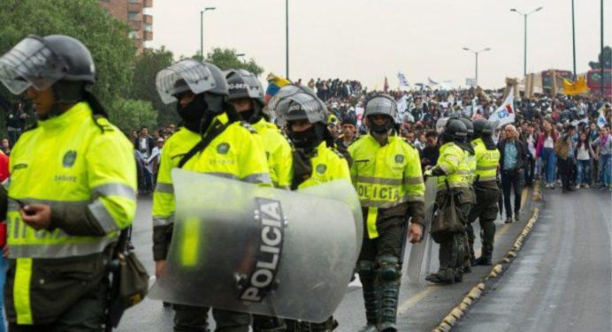 Represión policial en las manifestaciones contra el gobierno de Noboa