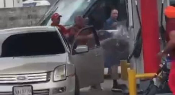 Sujeto bañó en gasolina a conductor por colearse en estación de servicio de Maturín (+video)