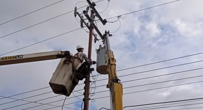 110 familias de Menca de Leoni 2 beneficiadas con instalación de transformadores