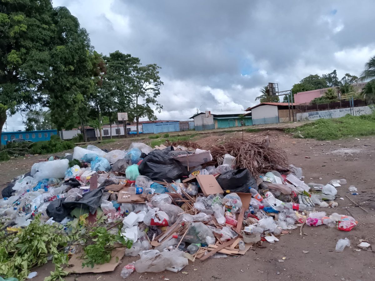 Vertedero de basura cerca de la cancha de la escuela Gregorio Róndon 2 escuela Gregorio Róndon
