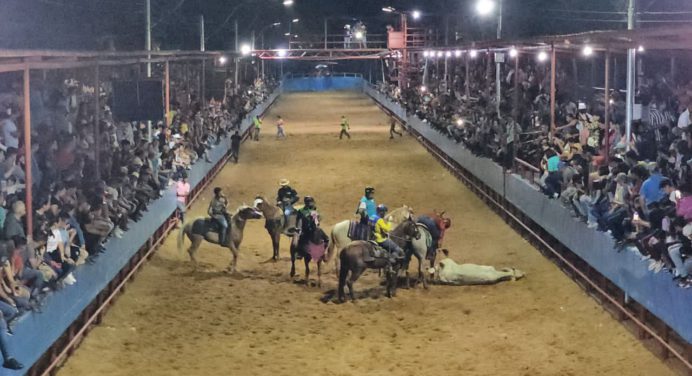 A casa llena toros coleados en la manga del Chucho Palacios de Maturín