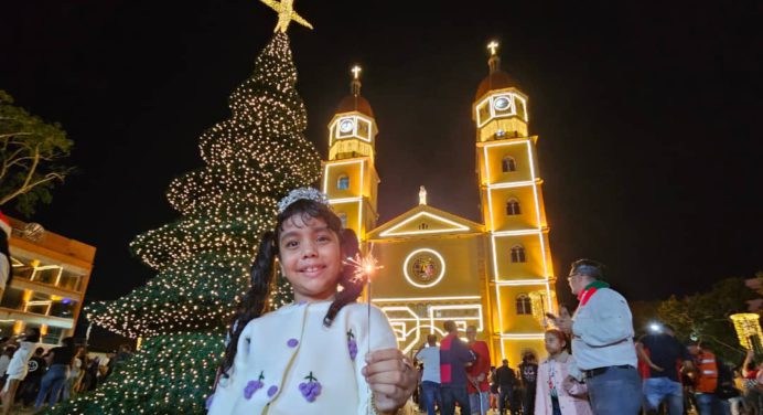 Alcaldesa Ana Fuentes encendió la Navidad en la Catedral de Maturín