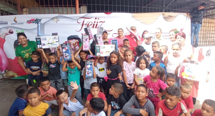 Alcaldesa Mariángelys Tillero entrega juguetes a niños de Piar