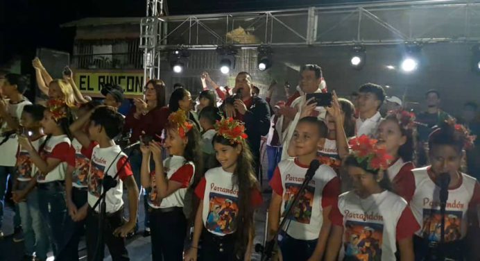 Encienden la Navidad en el municipio Ezequiel Zamora