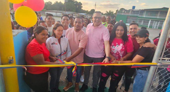 Entregan rehabilitadas cancha de usos múltiples y una iglesia en San Jaime