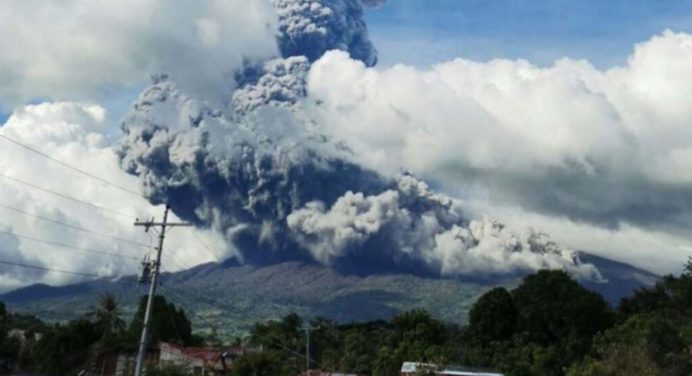Erupción del volcán Kanlaon en Filipinas obliga a evacuaciones masivas