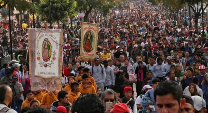 Feligreses inician peregrinaje anual por la Virgen de Guadalupe en México