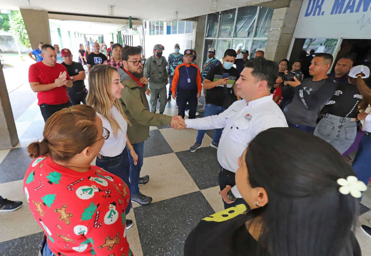 Gobernador Luna y la primera dama Sorenellys Zambrano entregan juguetes en el Hospital de Maturín