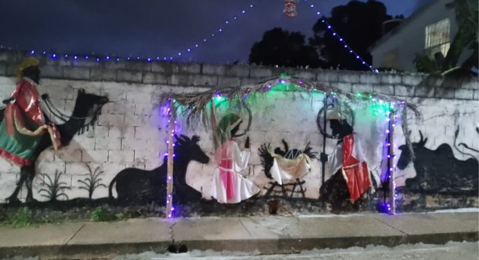 Habitantes del quinto callejón de La Murallita decoran con alegría en Navidad