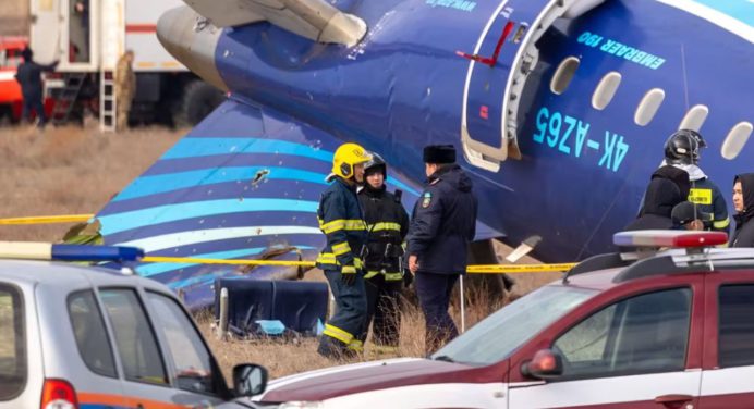 Kremlin pide cautela ante especulaciones sobre el accidente del avión de AZAL