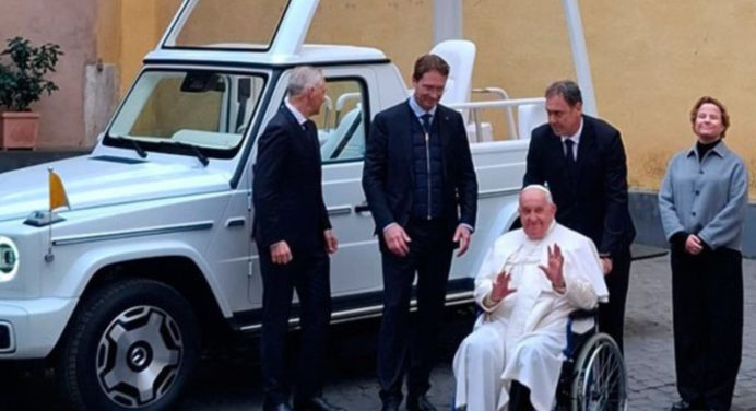 ¡La tecnología llegó al vaticano! Francisco recibe el primer papamóvil completamente eléctrico