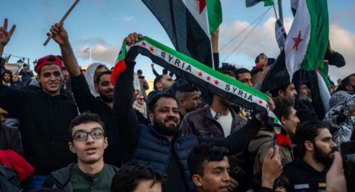 Los sirios celebran en las calles la caída de Al Asad