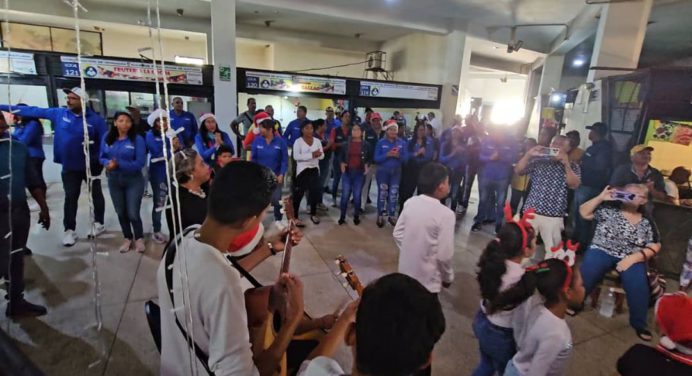 Mercado de Los Bloques prendió la fiesta con parrandón navideño