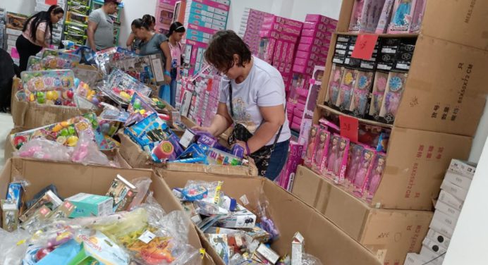 Padres resuelven el regalo navideño en la feria de juguetes desde un dólar