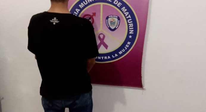 Polimaturín lo aprehendió por golpear a su expareja en plena vía pública