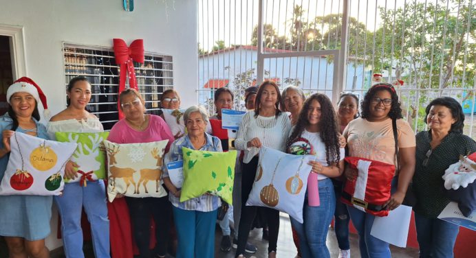 Realizan bazar navideño en Santa Bárbara de Tapirín