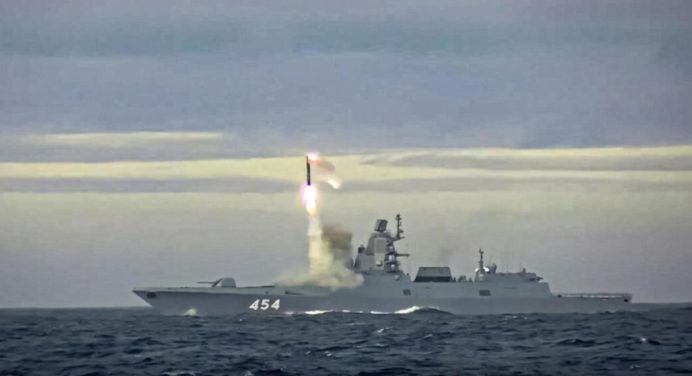 Rusia despliega maniobras navales con armamento hipersónico en costas de Siria