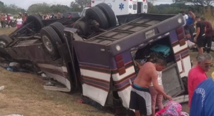 Seis muertos y 20 heridos deja vuelco de autobús este domingo #29Dic (+VIDEO)