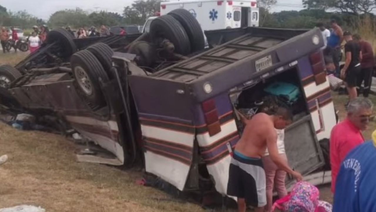 Seis muertos y 20 heridos deja vuelco de autobús este domingo #29Dic (+VIDEO)