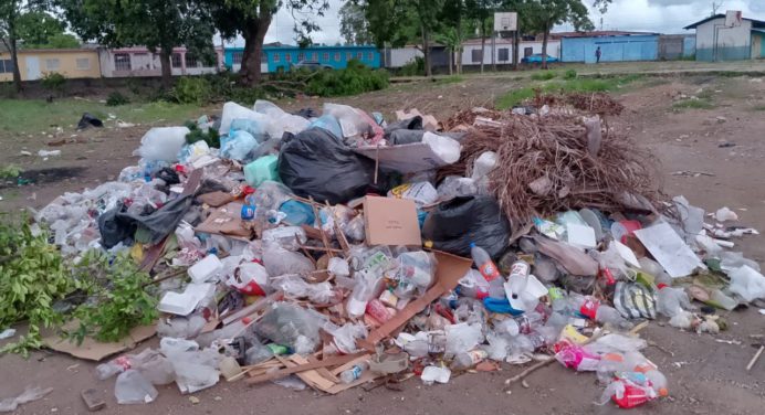 Vertedero de basura cerca de la cancha de la escuela Gregorio Róndon