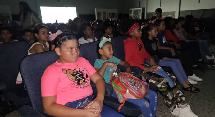300 niños de Maturín celebraron el día de los Reyes Magos con Cine cultura
