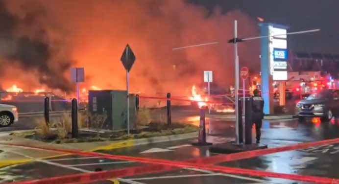 6 muertos tras estrellarse avioneta en zona residencial de Filadelfia