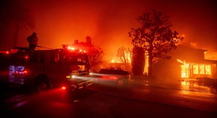 Al menos 11 víctimas mortales dejan incendios en Los Ángeles