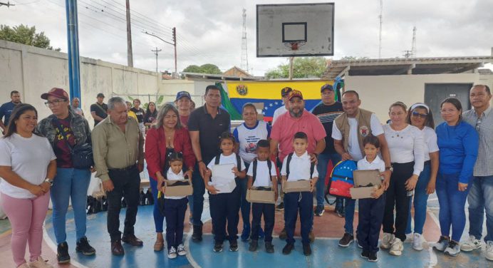 Alcalde Monteverde entrega calzados y morrales a más de 700 estudiantes de Cedeño