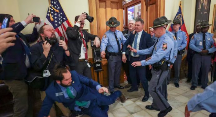 Arrestan al senador Colton Moore por provocar disturbios en el Capitolio de Georgia