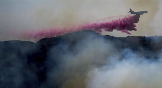 Biden activa respuesta aérea y terrestre para combatir incendios en Los Ángeles