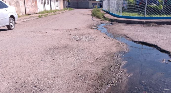 Calle 1 del sector Prados del Sur repleta de enormes huecos