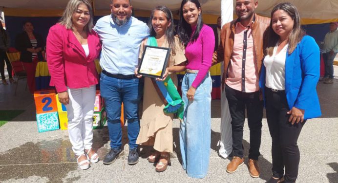 Celebran el día del Maestro con reconocimientos a más de 60 docentes de Cedeño