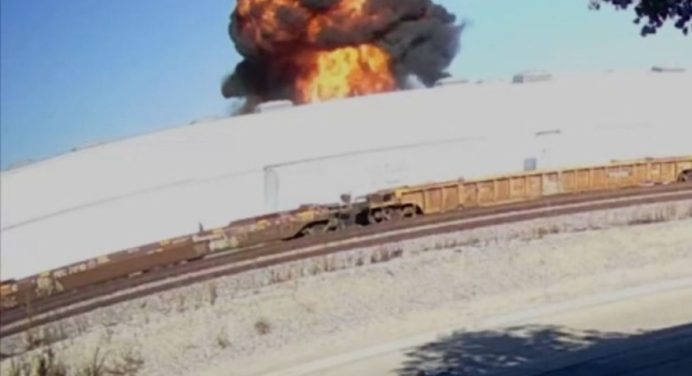 Choque de una avioneta contra un almacén en California deja dos muertos y 18 heridos 